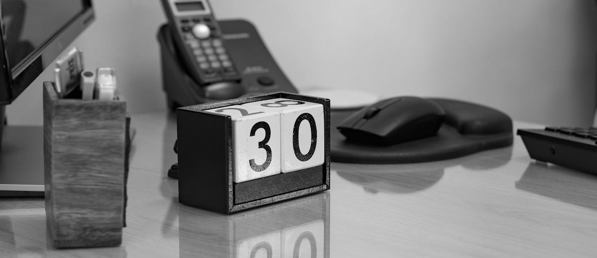 Calendar și telefon pe birou administrativ